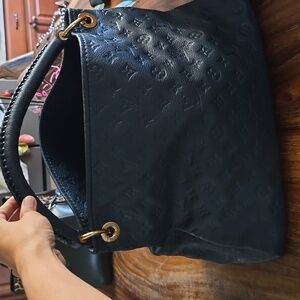 Louis Vuitton Artsy MM size